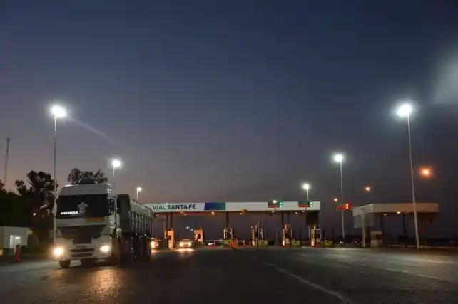Instalan luminarias led en la autopista a Santa Fe–Rosario