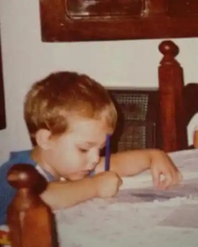 Talento temprano. Desde los 4 años Santiago ama dibujar.