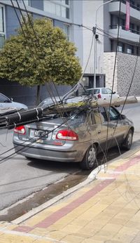 VIDEO: Postes de Telefónica cayeron sobre vehículos en plena zona semicéntrica