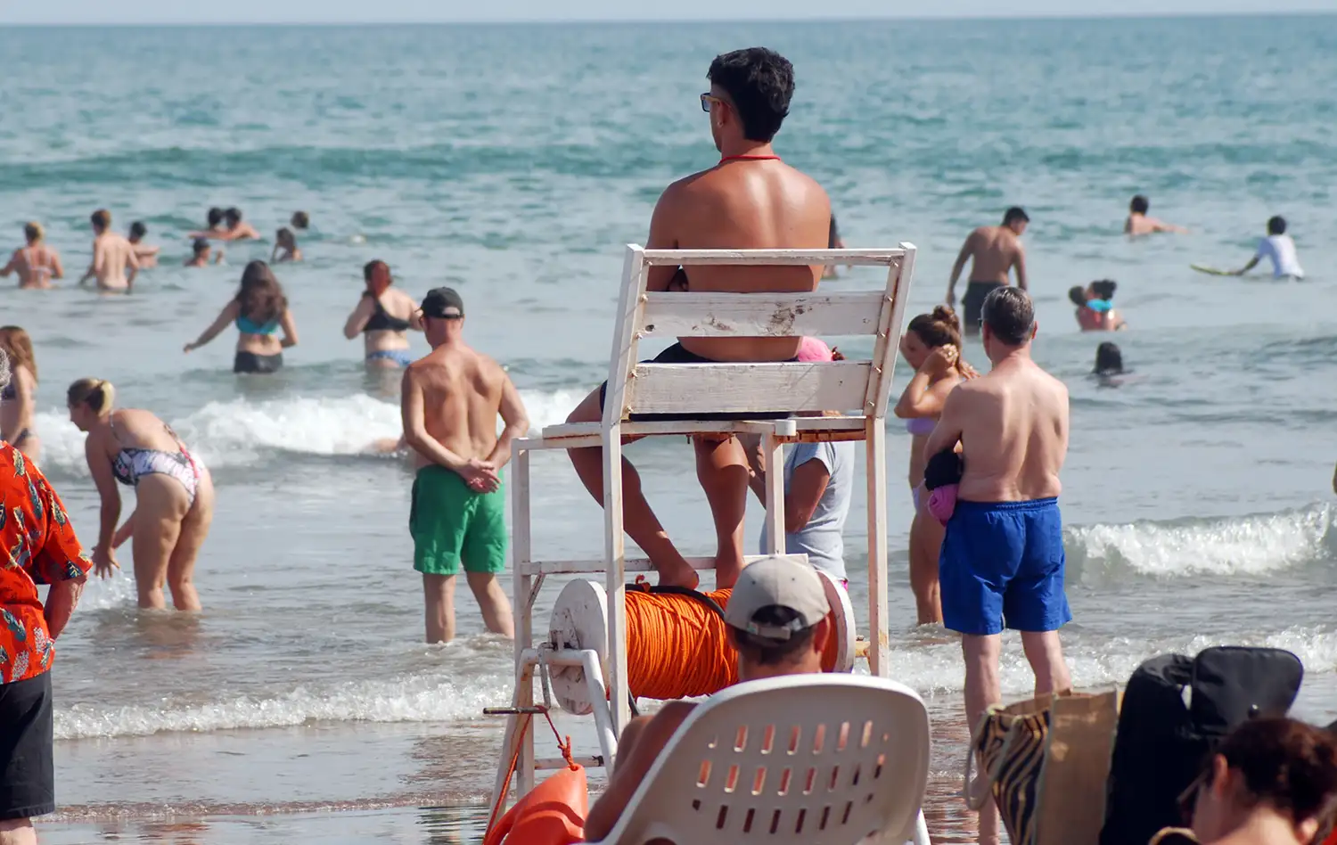 En las playas. De Necochea y Quequén se desempeñan unos 140 guardavidas municipales