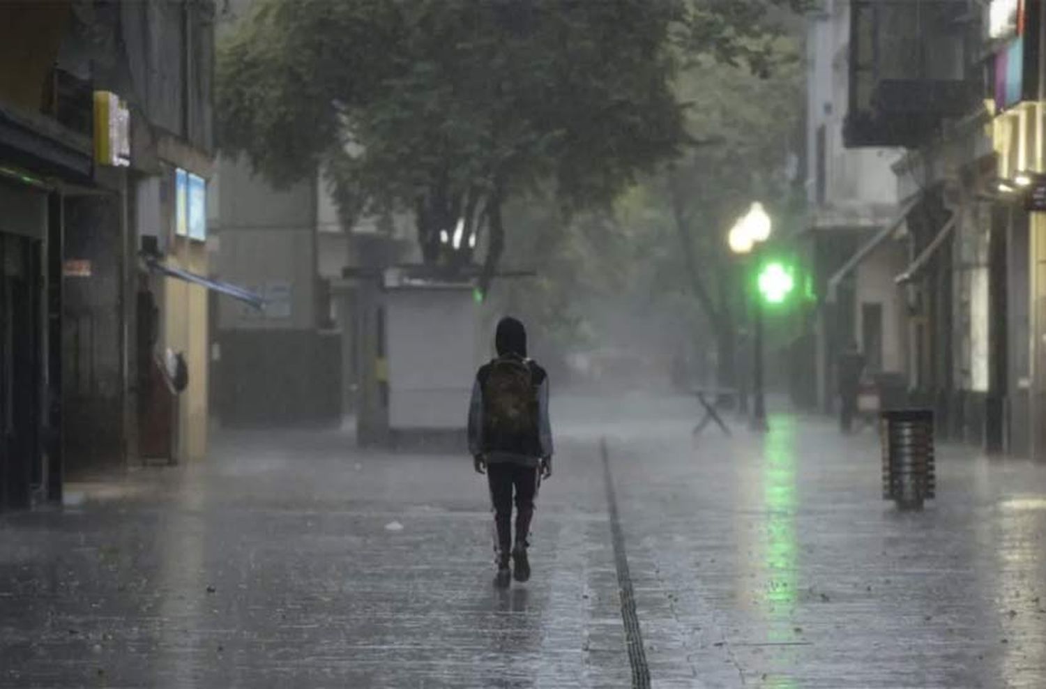 Llegó el alivio: la lluvia se hizo presente este viernes en Rosario y hay alerta por tormentas fuertes