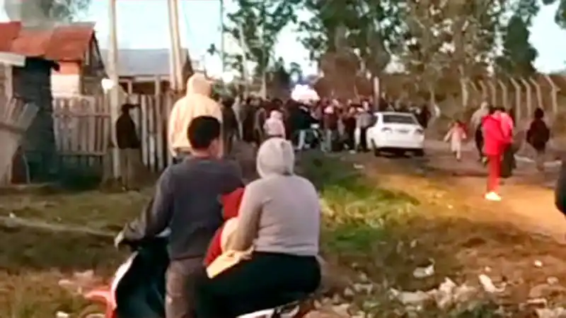 Detuvieron a un hombre por abusar a una menor y los vecinos incendiaron su casa