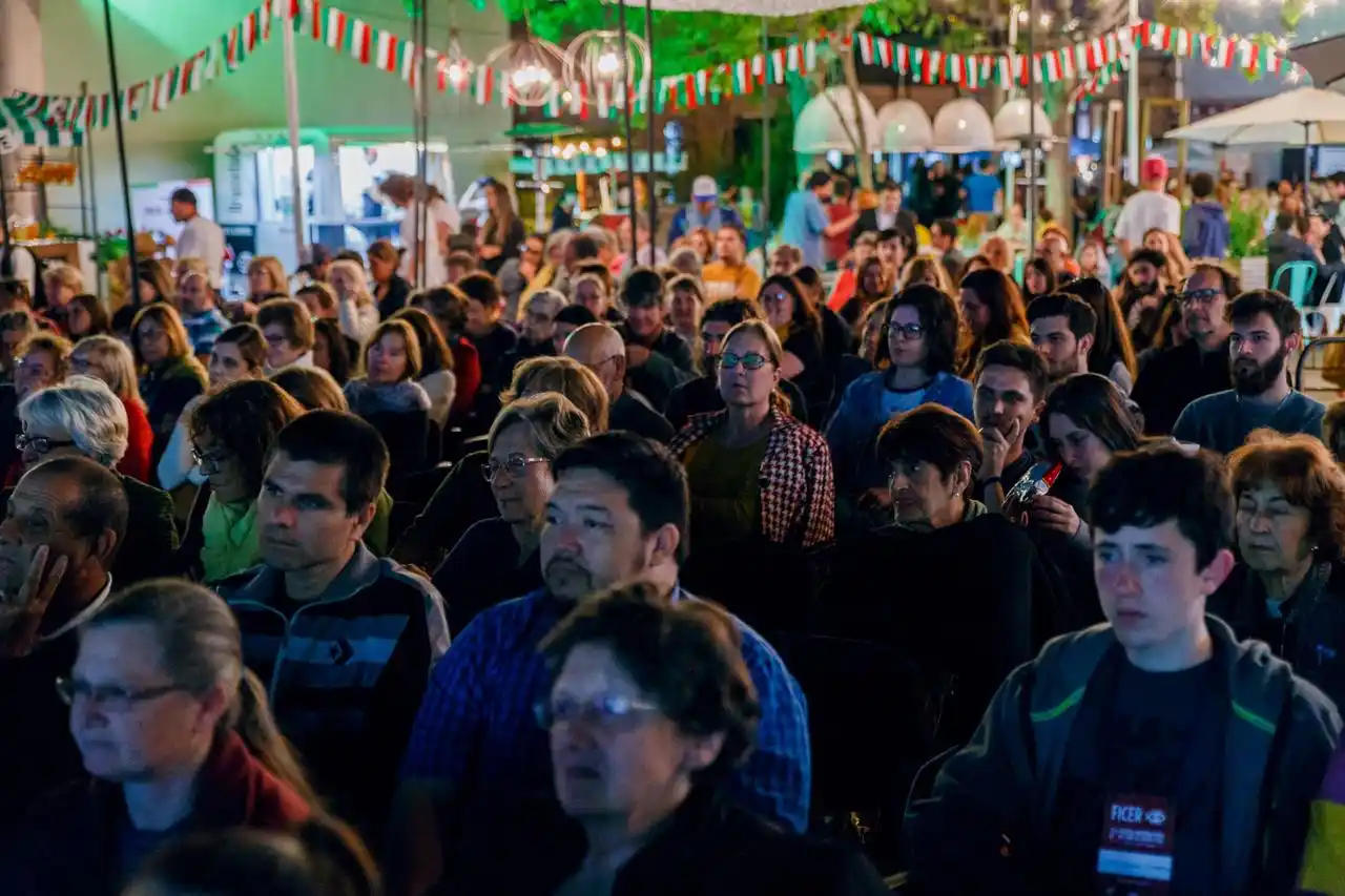 Inicia el FICER y el polo cultural de Paraná se convierte en una cita obligada