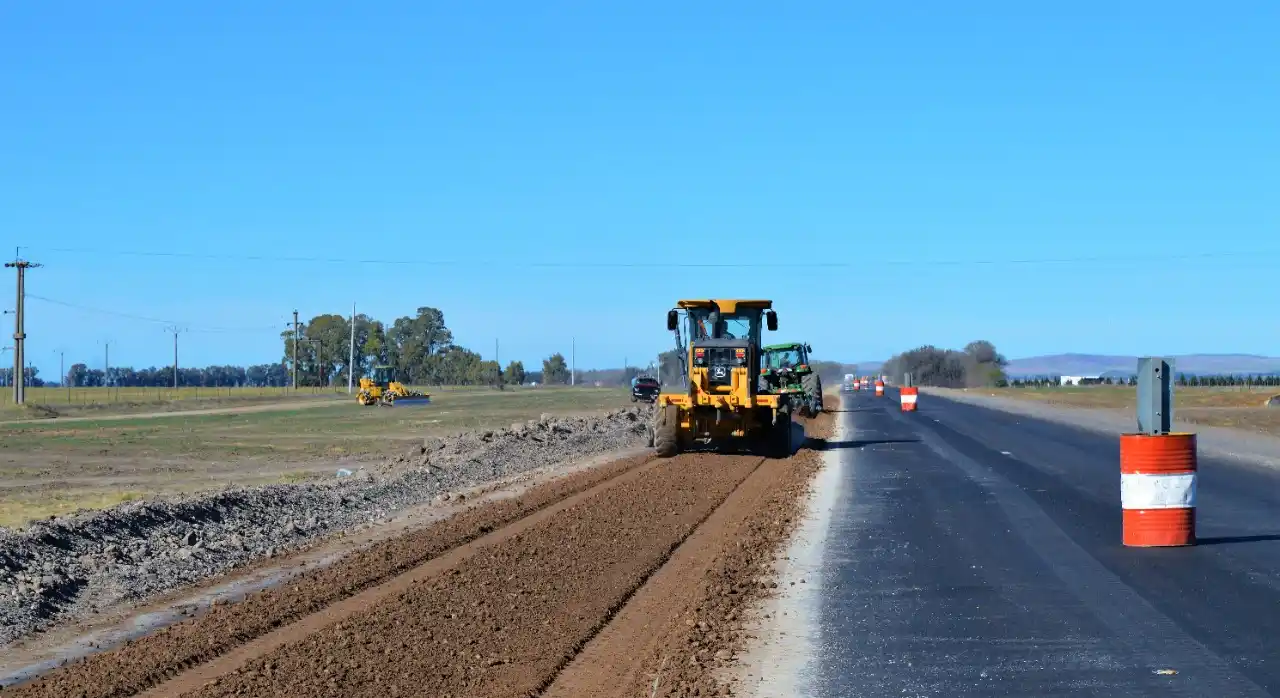 Repavimentan y ensanchan la Ruta 33 entre Tornquist y Espartillar