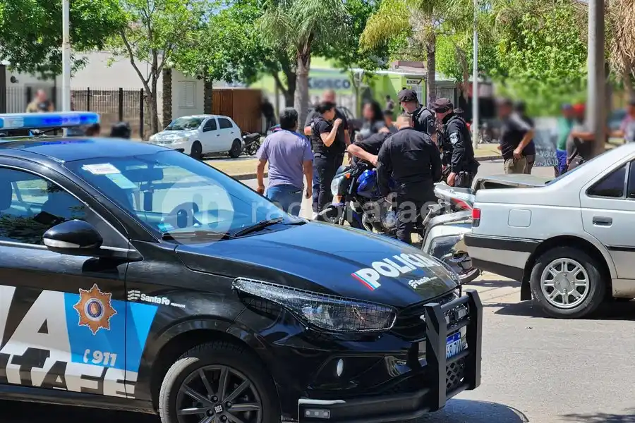 Grave choque: el motociclista perdió el casco, sufrió un golpe en la cabeza y fue hospitalizado