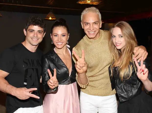 Flavio Mendoza y su elenco festejaron el debut de “Stravaganza”