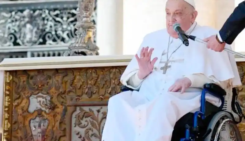 El Papa reapareció por sorpresa en la Plaza San Pedro: “Feliz domingo y gracias a todos”