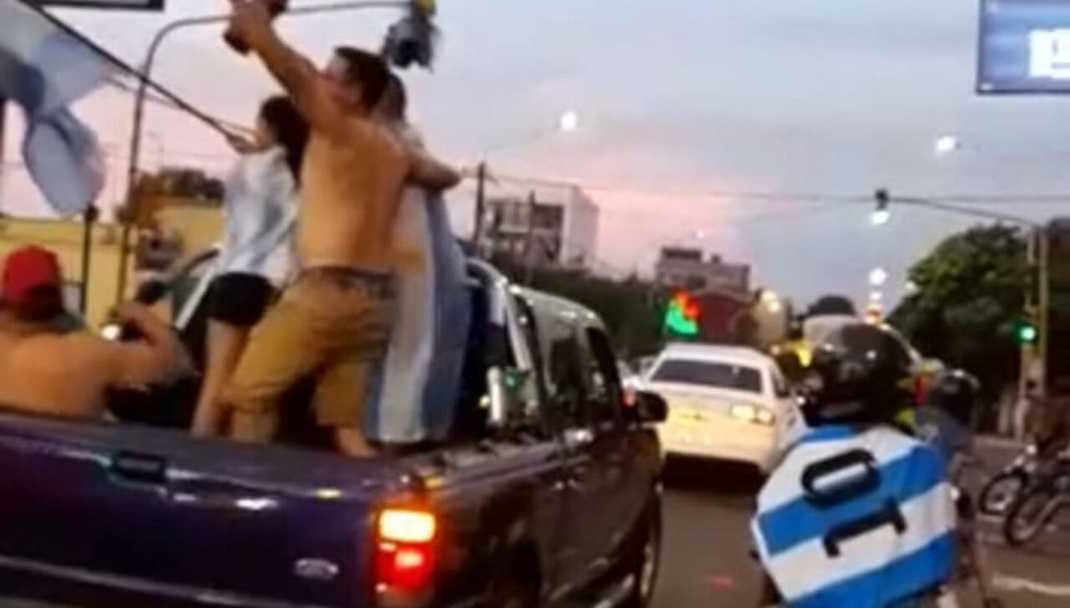 Misiones: cayó de una camioneta mientras festejaba la victoria de Argentina