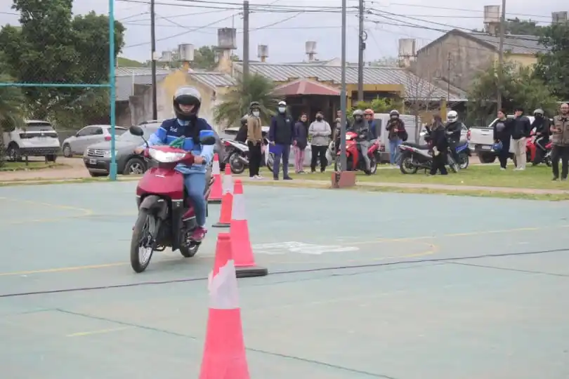 Capacitan a vecinos del Cono Sur para obtener la licencia de conducir