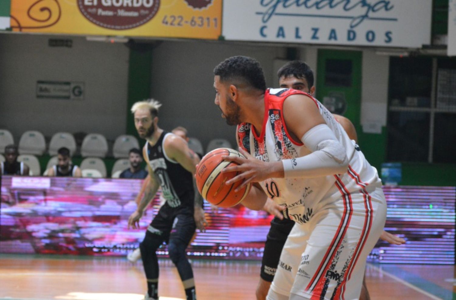 Quilmes ganó y mantiene intactas las chances de playoff