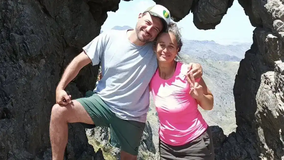 Juan Grabois eligió Sierra de la Ventana para descansar en vacaciones: subió el cerro y se bañó en un arroyo