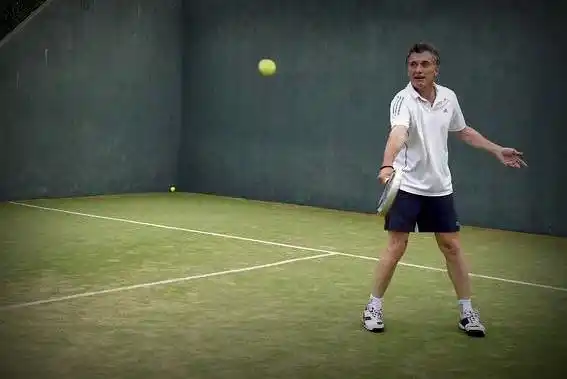 Murió mientras jugaba al padel con Mauricio Macri