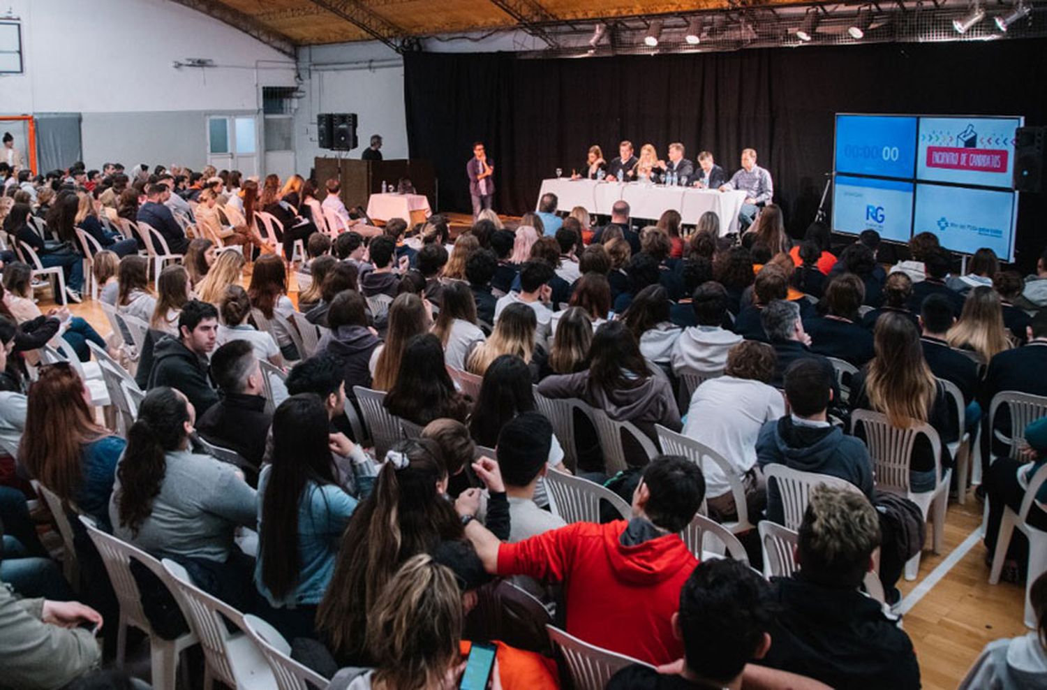 Encuentro de candidatos a intendente en siete escuelas