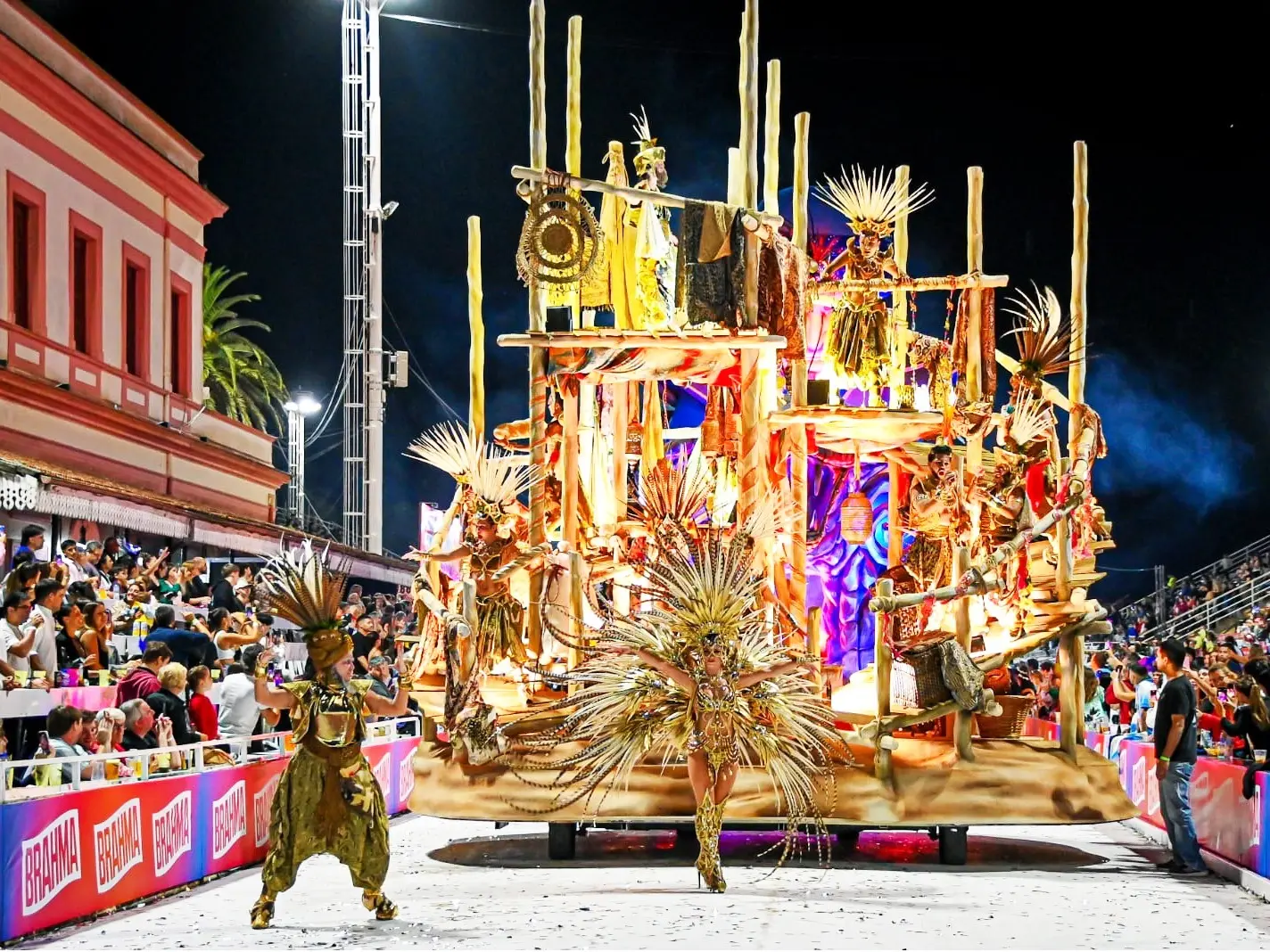 El Carnaval del País deslumbró en su segunda noche con más de 12 mil espectadores