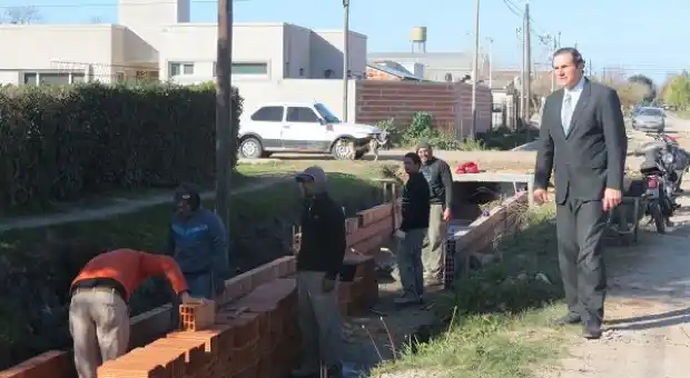 Dolores: Intendente inaugura la misma obra de agua potable cada cuatro años