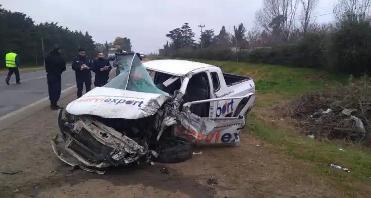 Rescatan a chofer que quedó atrapado en accidente entre camioneta y camión municipal