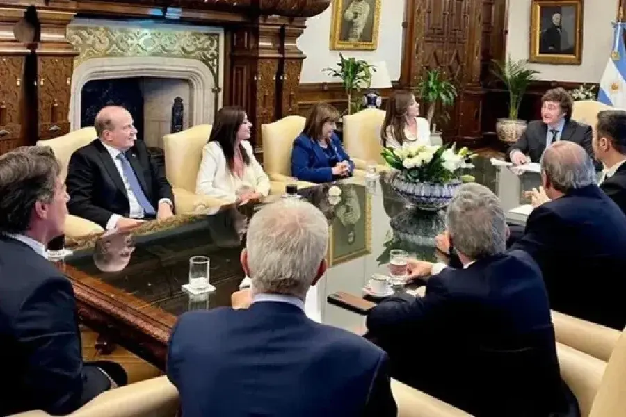 Con la presencia de Sturzenegger, Milei reúne a sus ministros y define los primeros anuncios