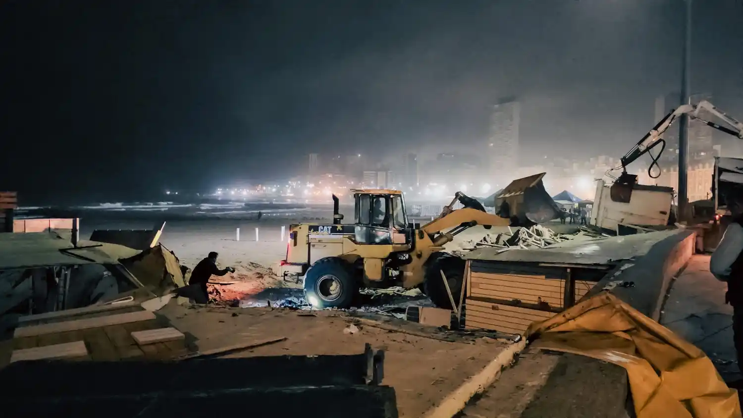 Más de 100 prefectos, 150 efectivos policiales y cerca de 100 agentes municipales actuaron en el desmantelamiento de la feria.