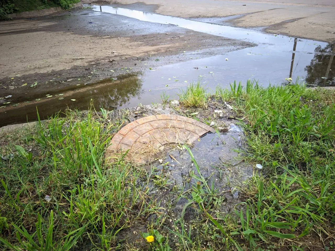 Reclaman por cloacas rebalsadas en las 49 viviendas