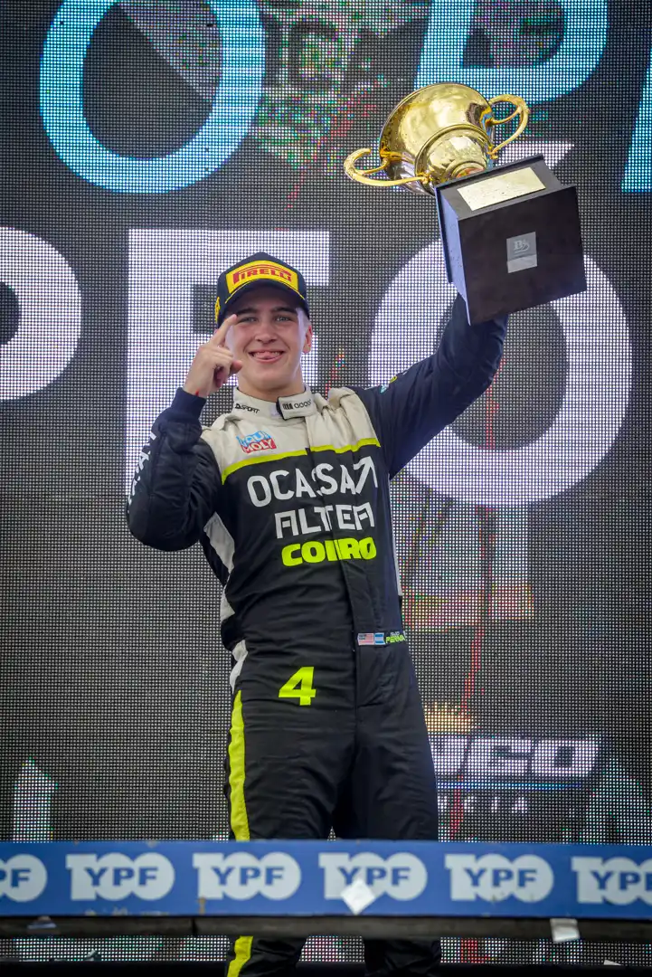 Tiago Pernía, a la hora de festejar el título.