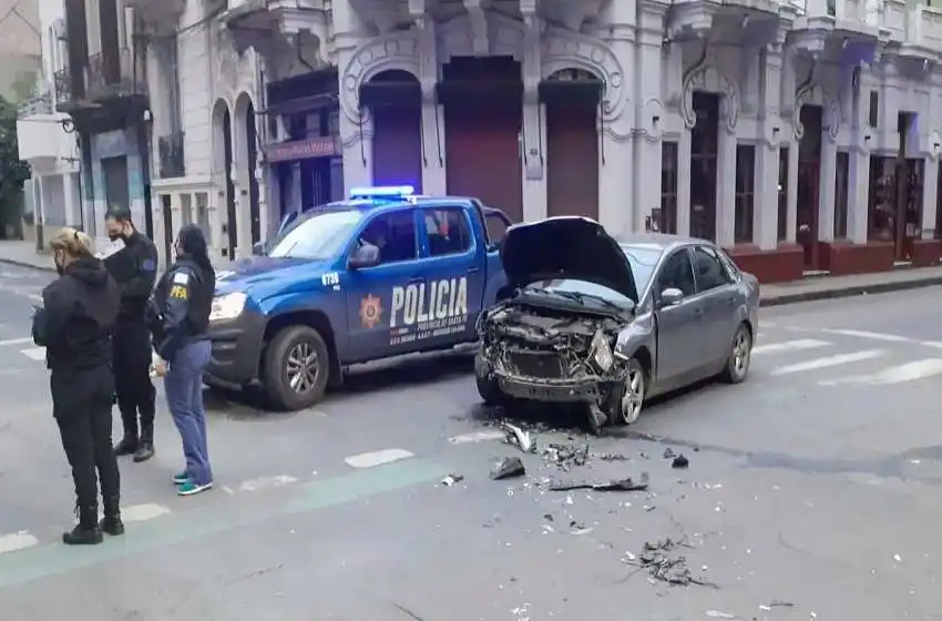 Fuerte choque entre un auto y un móvil de la Policía Federal en Laprida y Rioja