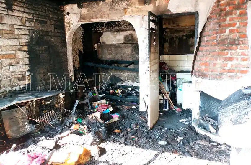 Una familia perdió todo y fue hospitalizada tras un incendio en Colinas de Peralta Ramos