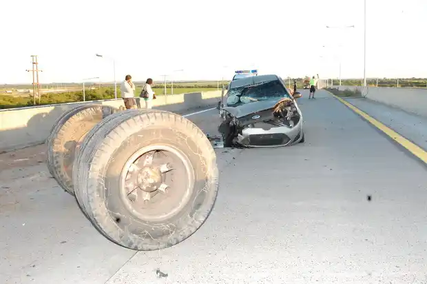 Un auto chocó el eje de un acoplado que se desprendió de un camión