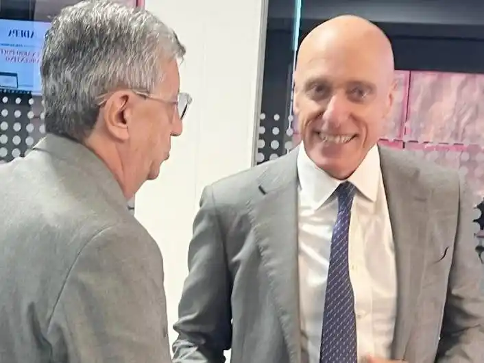 Roberto Caminos Director de El Heraldo, saluda al disertante Carlos Pagni