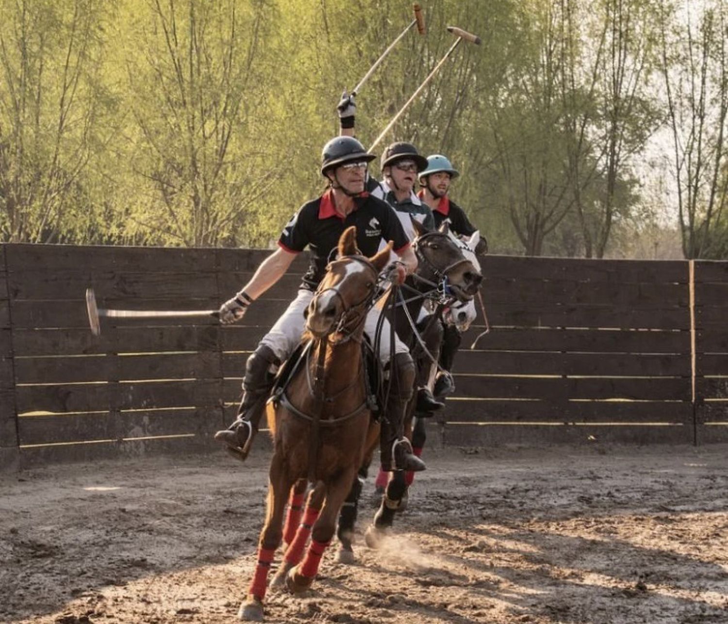 El polo sobre arena es una variante del tradicional en césped: las reglas no cambian pero sí la velocidad del juego.