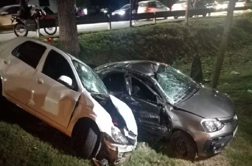 Cinco heridos tras una fuerte colisión entre dos autos