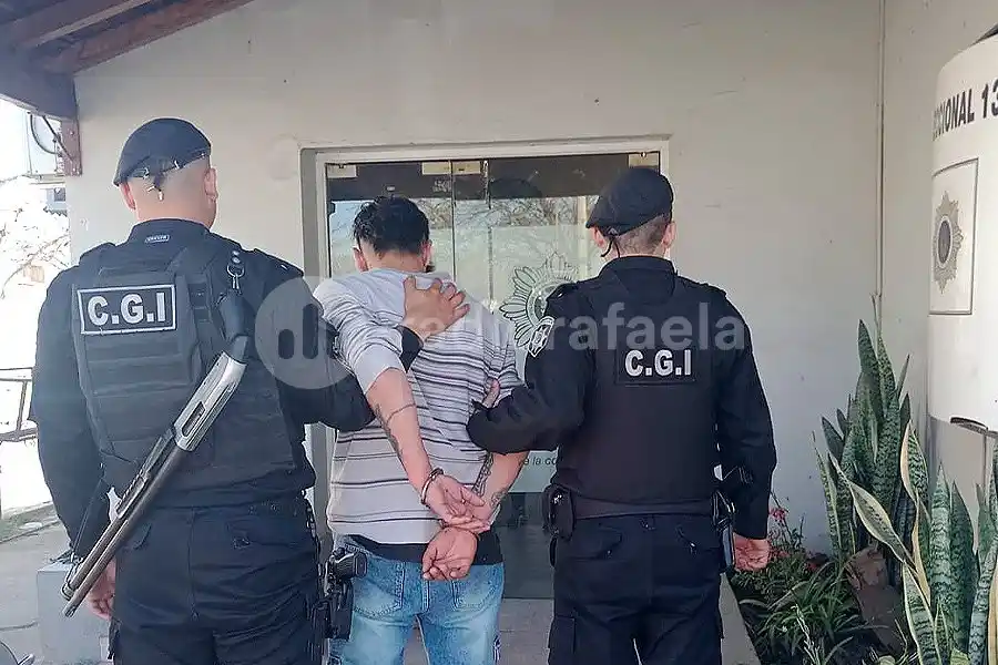 Se metió en un patio ajeno, llegó la policía y lo encontraron “camuflado” en pastizales