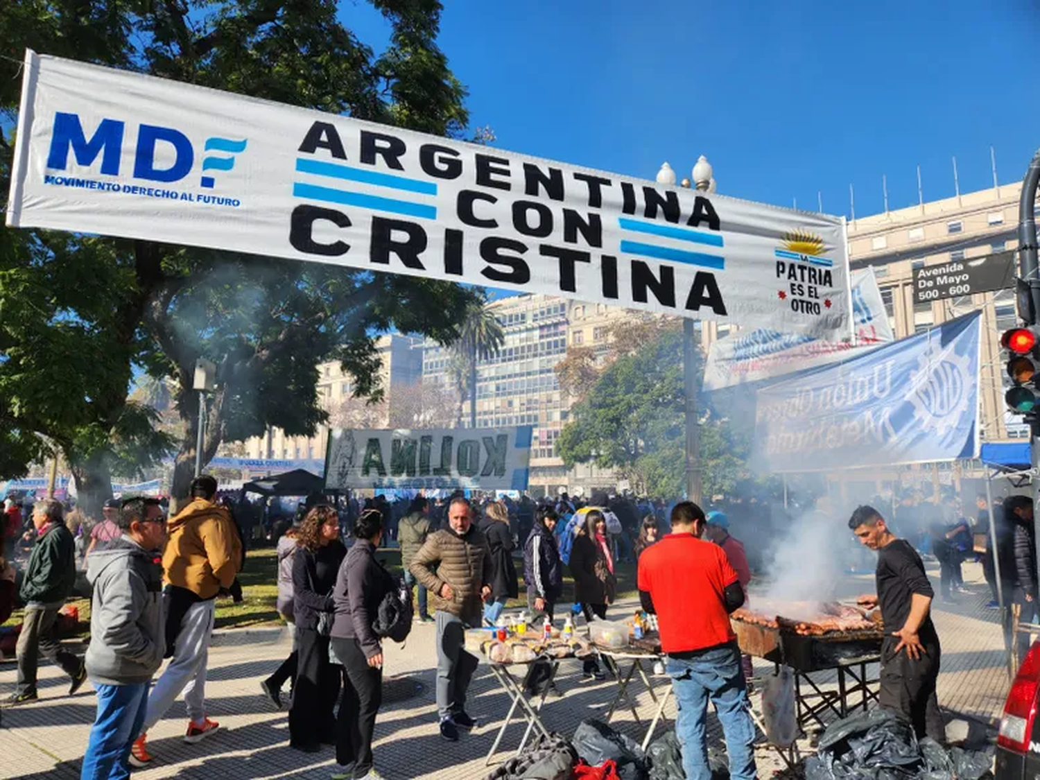 Costos. Los porteños, a cargo de la limpieza de la Plaza de Mayo.