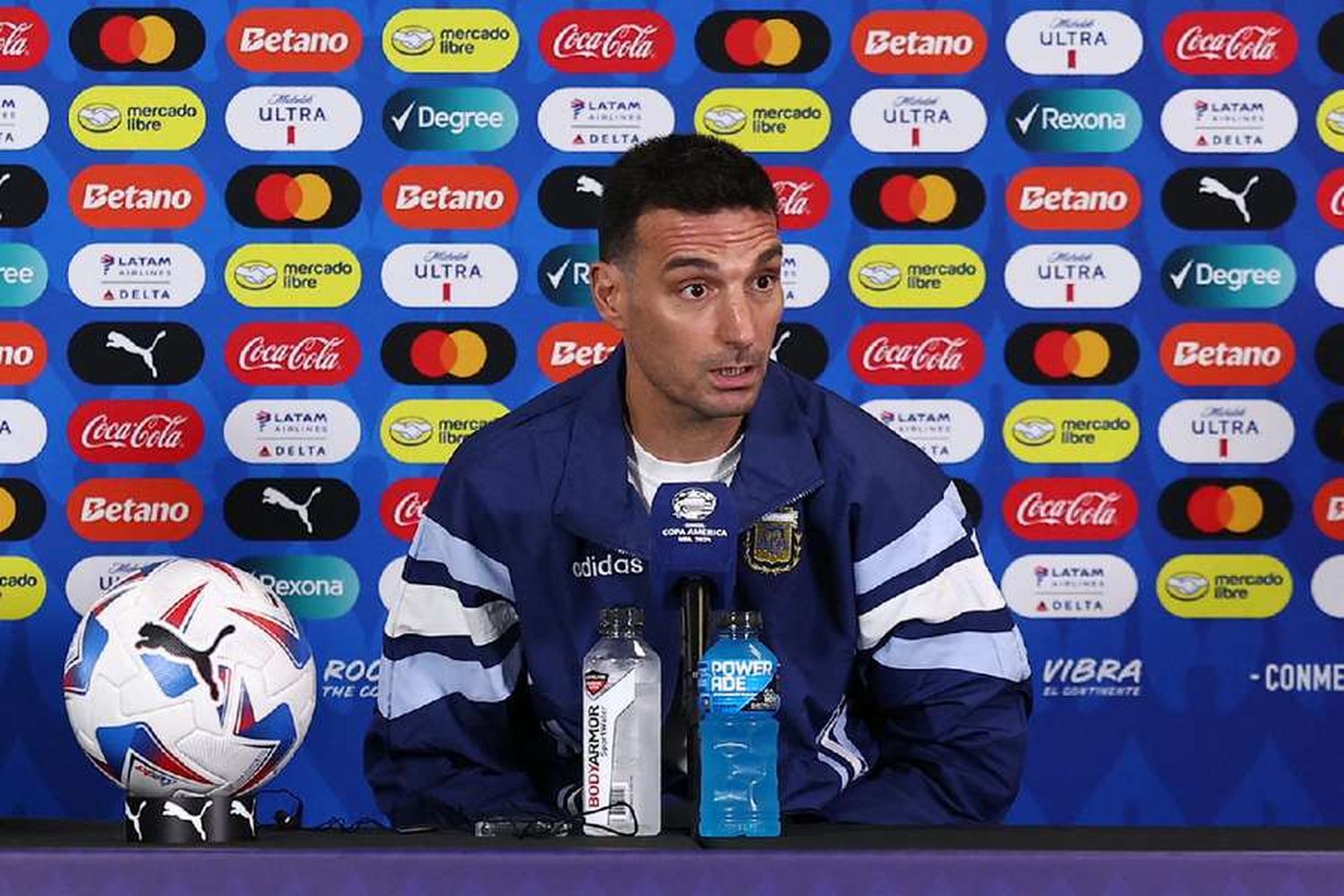 Scaloni aún no definió el equipo, pero evalúa poner como titulares a Nicolás Otamendi y Leandro Paredes