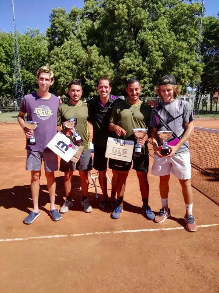Se entregaron las trofeos Paralelo 32 en el Torneo de Tenis de Primera en la modalidad dobles