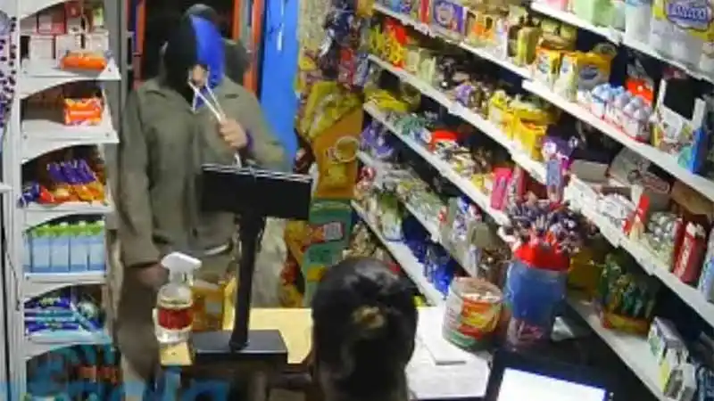 Robó una despensa y pidió disculpas: "Es que andamos mal señora"