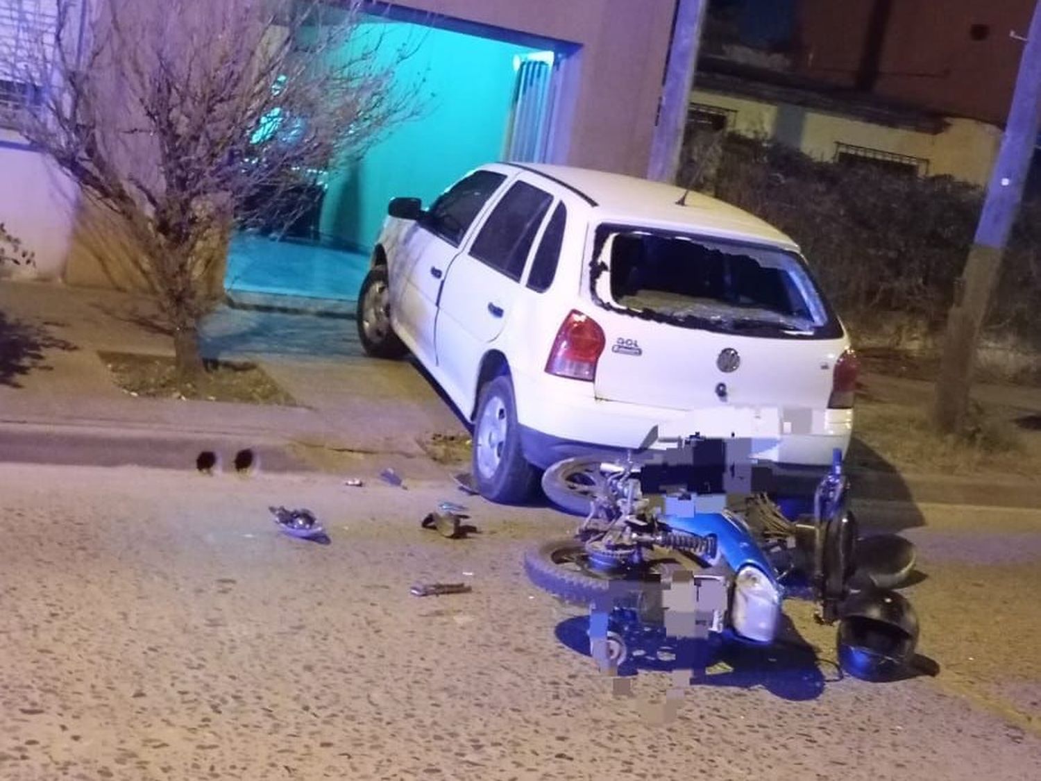 Accidente entre un auto y una moto: hospitalizaron a un hombre con fractura en una mano