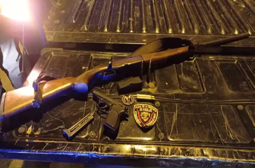 Armados hasta los dientes: detuvieron a seis personas, entre ellos un menor, con pistolas, balas y un fusil