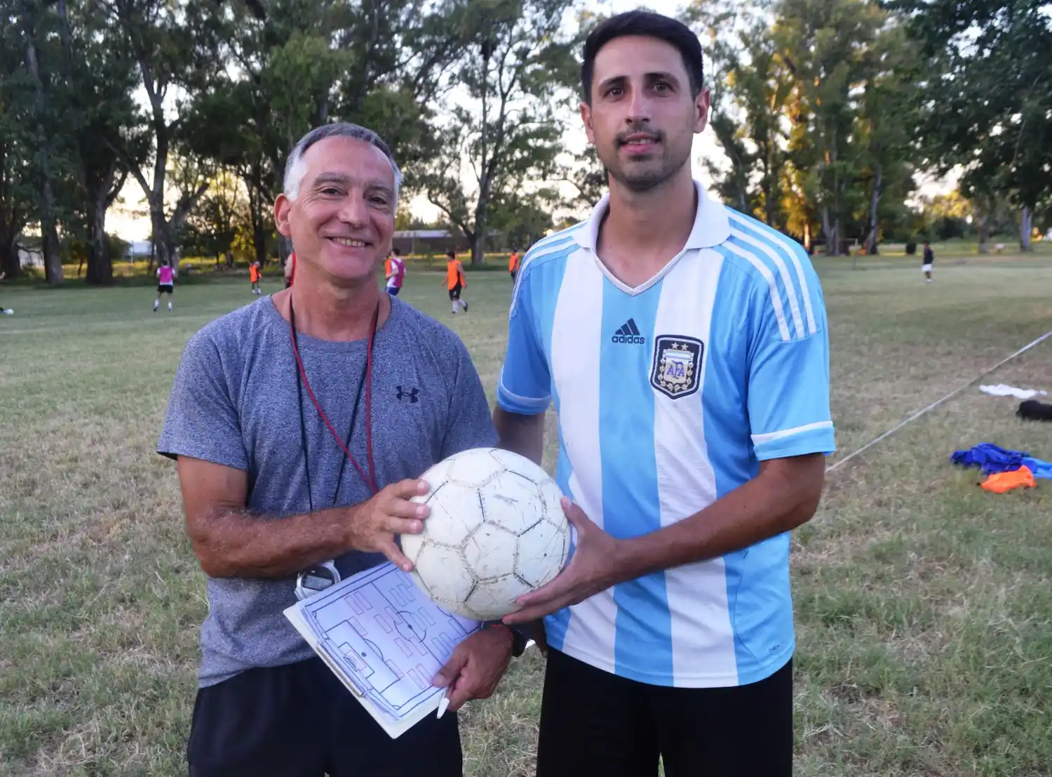 Luis Villarreal, Hernán "Cone" Mosconi y la ilusión del barrio mas populoso de Firmat. Foto: Sur24
