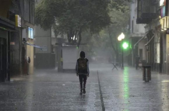 Se renovó el alerta amarillo en Rosario y llegó la lluvia tras un día agobiante