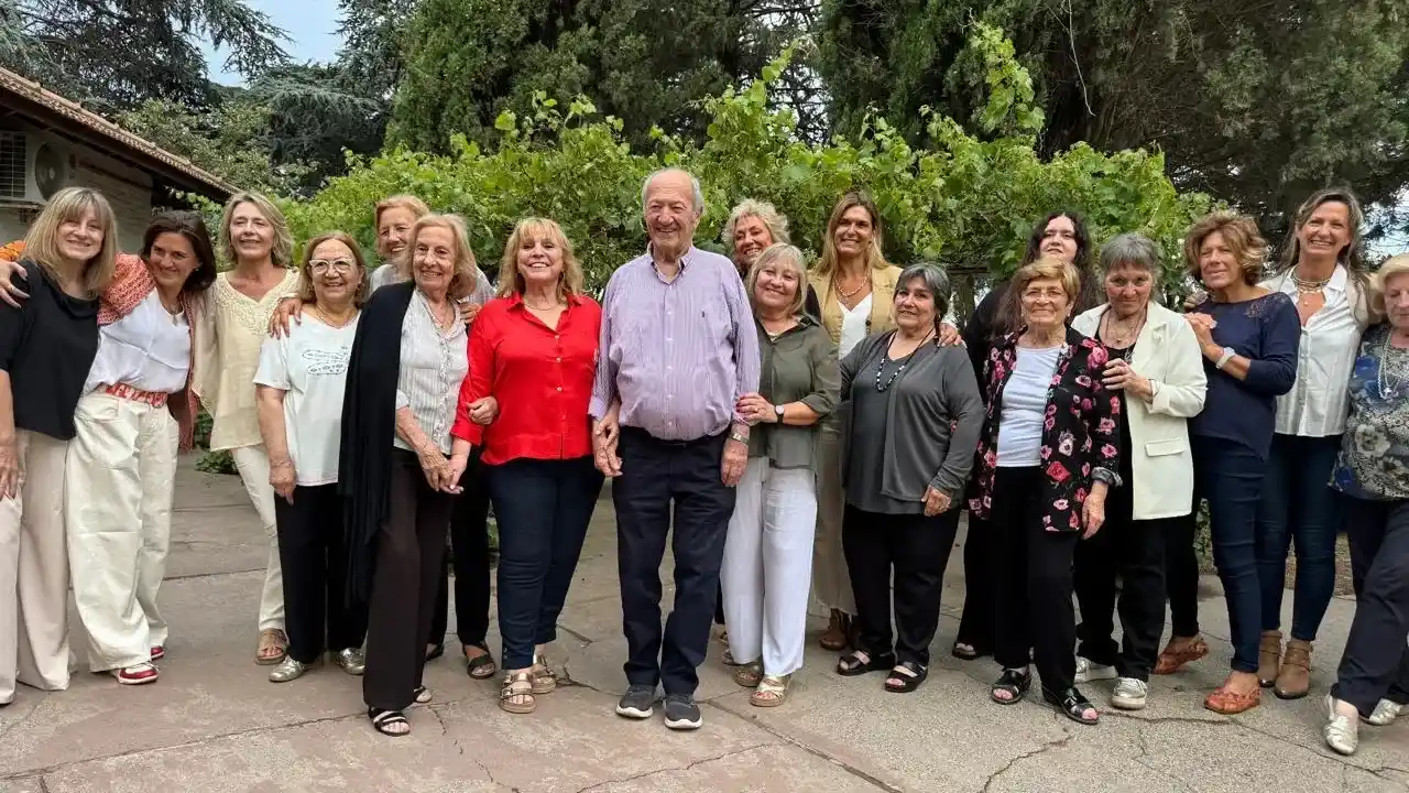 Equipo completo. La Asociación Cooperadora a cargo de Marta Roldan y Juan Leoncio Iriberri, como presidenta y vicepresidente