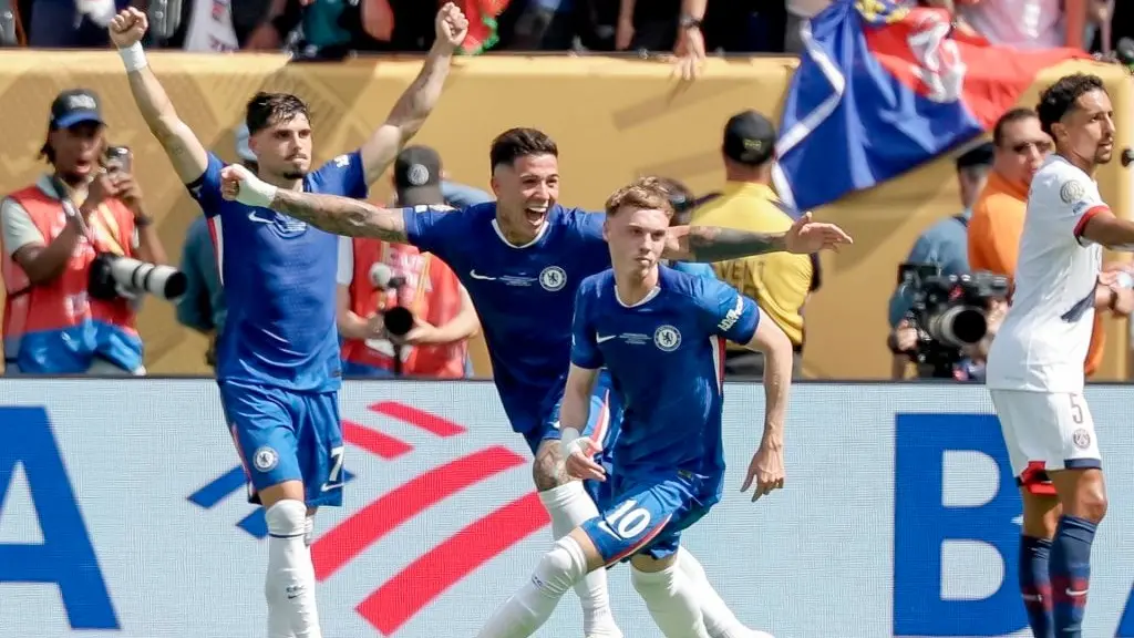 Enzo Fernández abre los brazos detrás de Palmer, autor de dos goles.