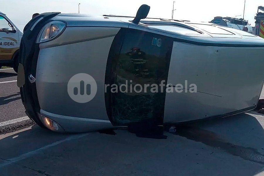 Fuerte accidente en el ingreso a Josefina: terminó con el auto de costado
