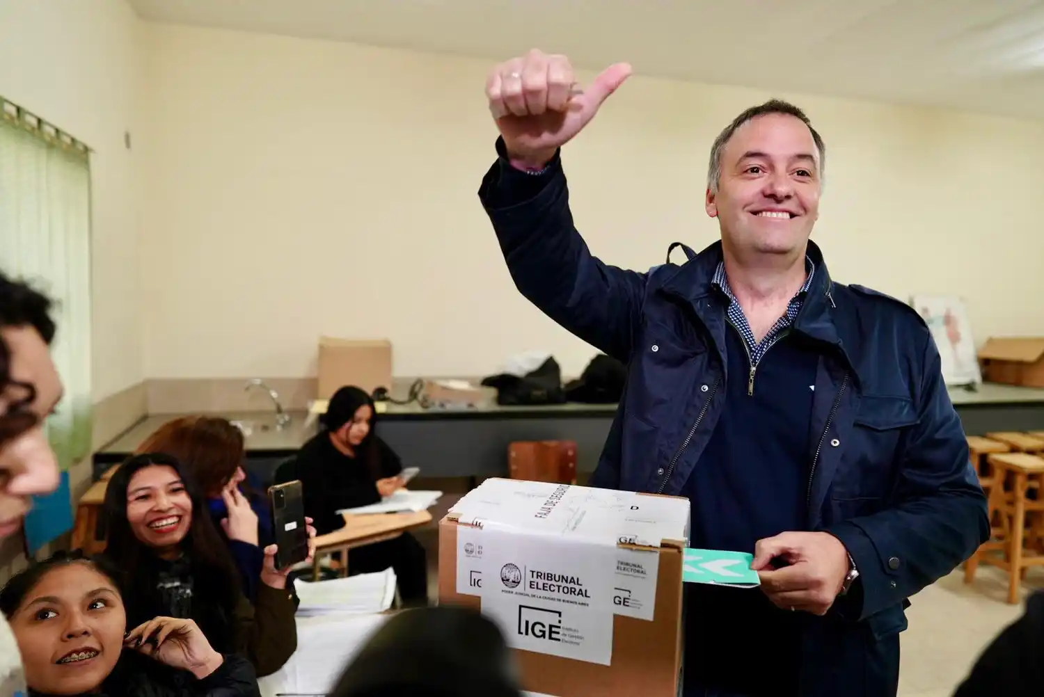 Gana Manuel Adorni, el candidato de Milei