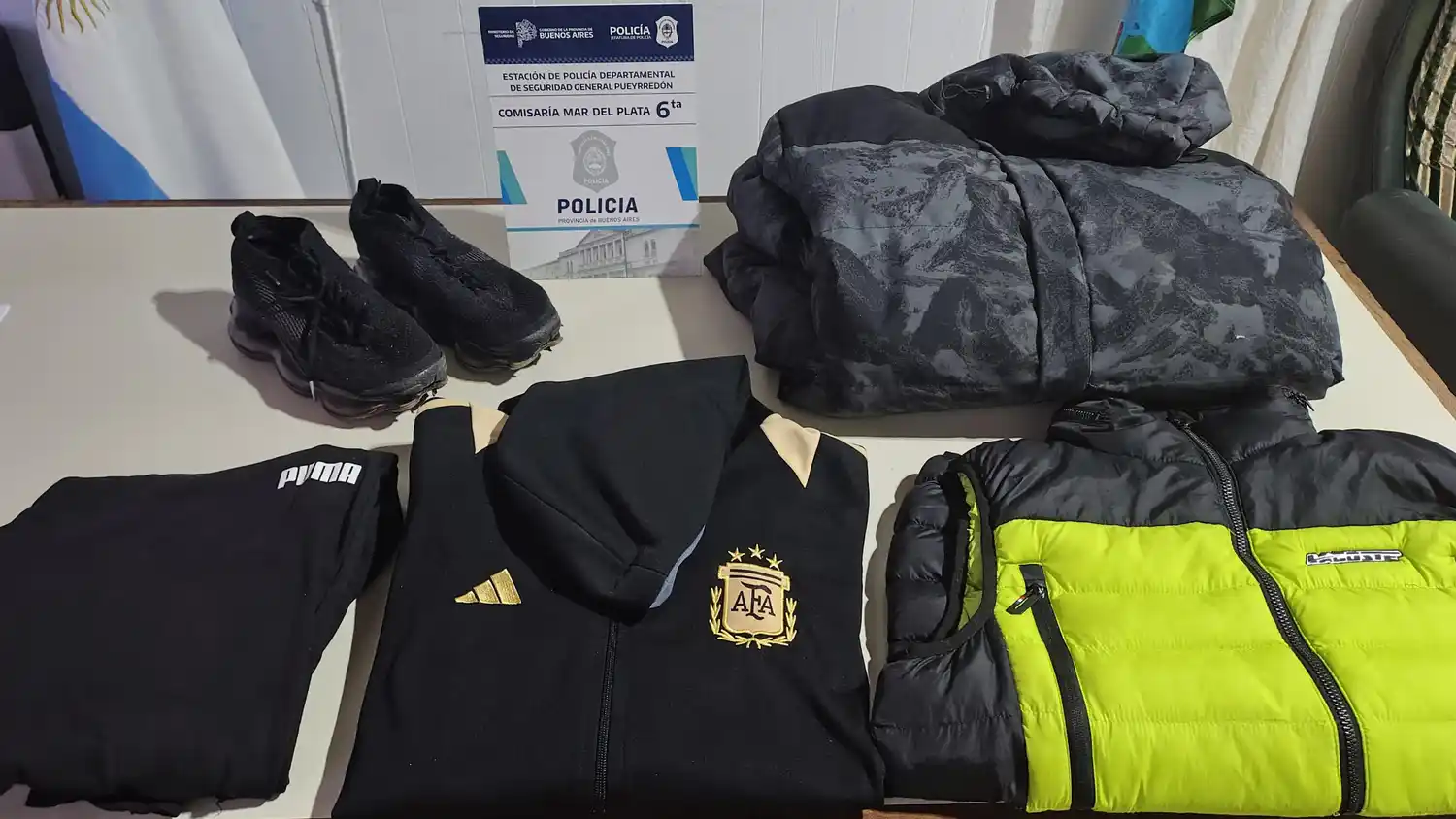 En una de las viviendas secuestraron indumentaría que el imputado utilizó durante los hechos.