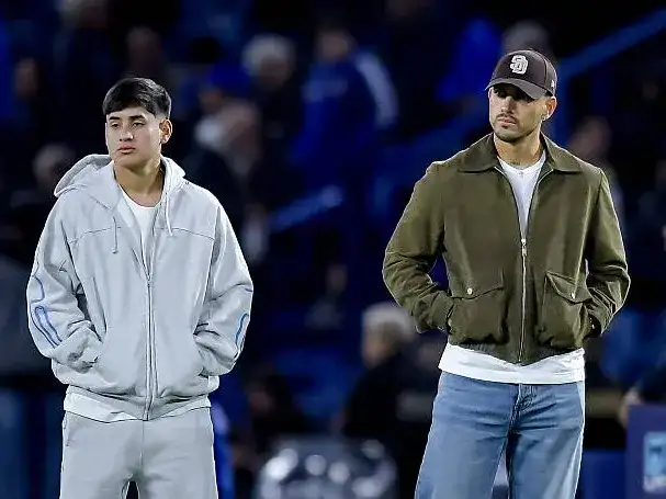 Aranda, que se recupera de una fractura de peroné, junto a Paredes.