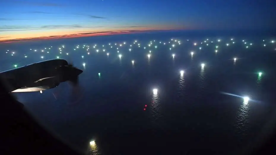 Una “ciudad” de barcos pesca muy cerca del mar Argentino