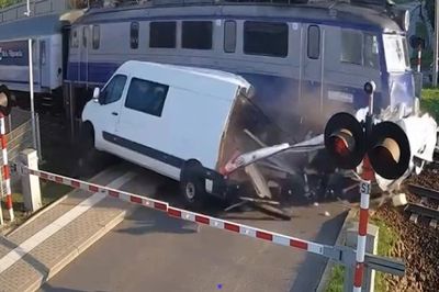 Impactante choque en Polonia: un tren arrolló una camioneta y su conductor se salvó de milagro