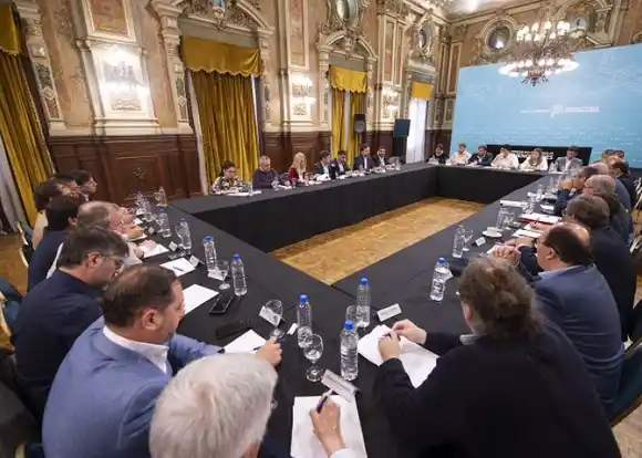 Kicillof se reunió con el Foro de Intendentes Radicales: "Nuestro compromiso es seguir avanzando con las obras públicas"
