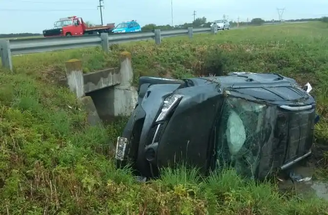 Una camioneta en la que iban dos menores volcó en la Autovía General Artigas