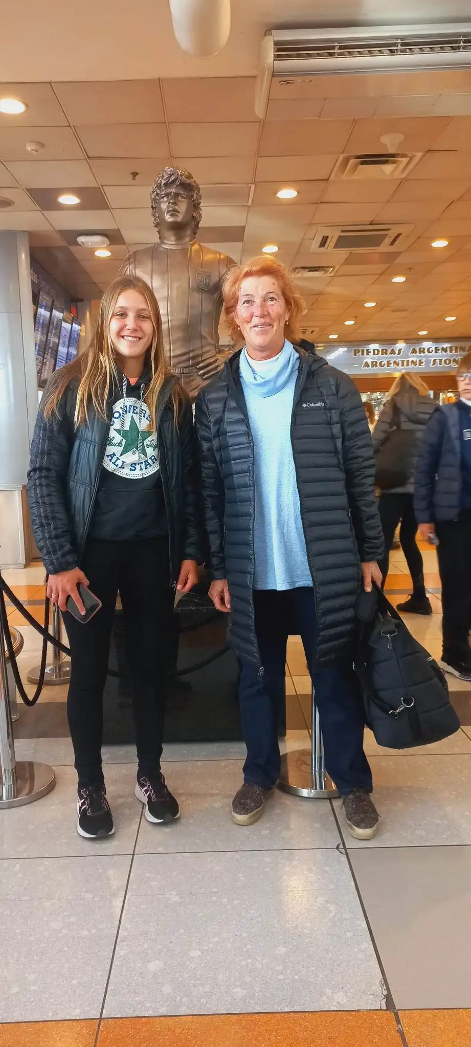 Larraya Guidi y Graciela Pérez, ayer en Ezeiza.